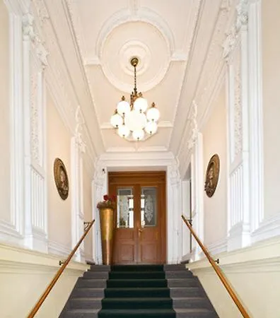 Amigo Centre Hotel 4*
